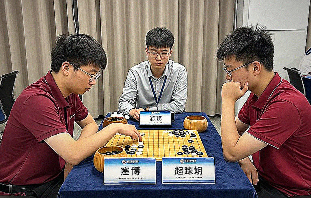Scotch mở, ván cờ Kasparov 2026 và bài học 60 phút bị dán nhãn 'FIDE tháng 10/2026'