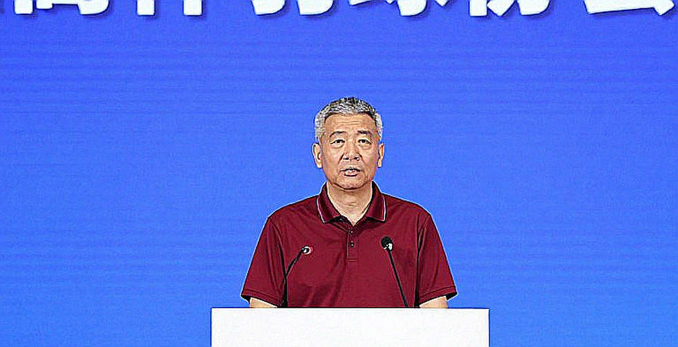 Alwi Farhan đánh tập với Kento Momota trước Asian Games 2026: một buổi tập, hai nền cầu lông và khoảng trống dữ liệu