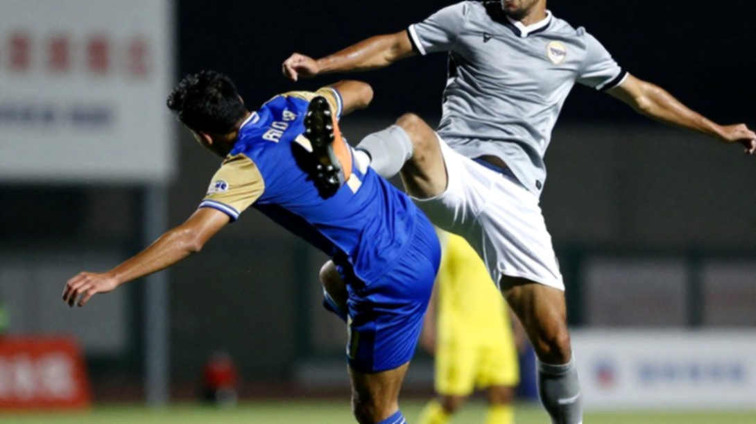 Laporta giữ Flick, giữ luôn bẫy việt vị: Barcelona đang sống bằng những nửa bước chân