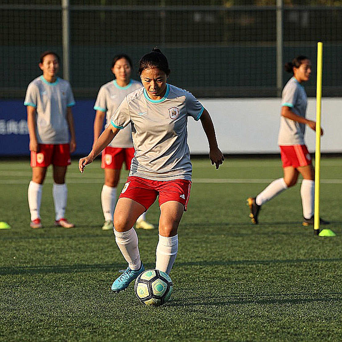 V-League và cơn nghiện ba trung vệ: khi hàng thủ bốn người bị coi là tội đồ