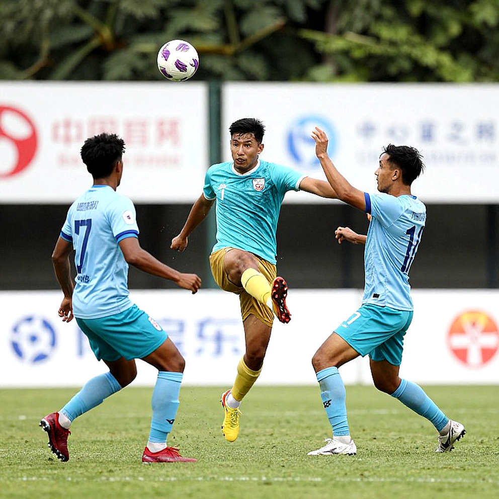Sân tập lạnh giữa tháng Giêng và những chiếc áo chưa in tên: Câu chuyện chuyển nhượng V-League 2026 nhìn từ phòng thay đồ CLB Hà Nội Sân tập lạnh giữa tháng Giêng và những chiếc áo chưa in tên: Câu chuyện chuyển nhượng V-League 2026 nhìn từ phòng thay đồ CLB Hà Nội