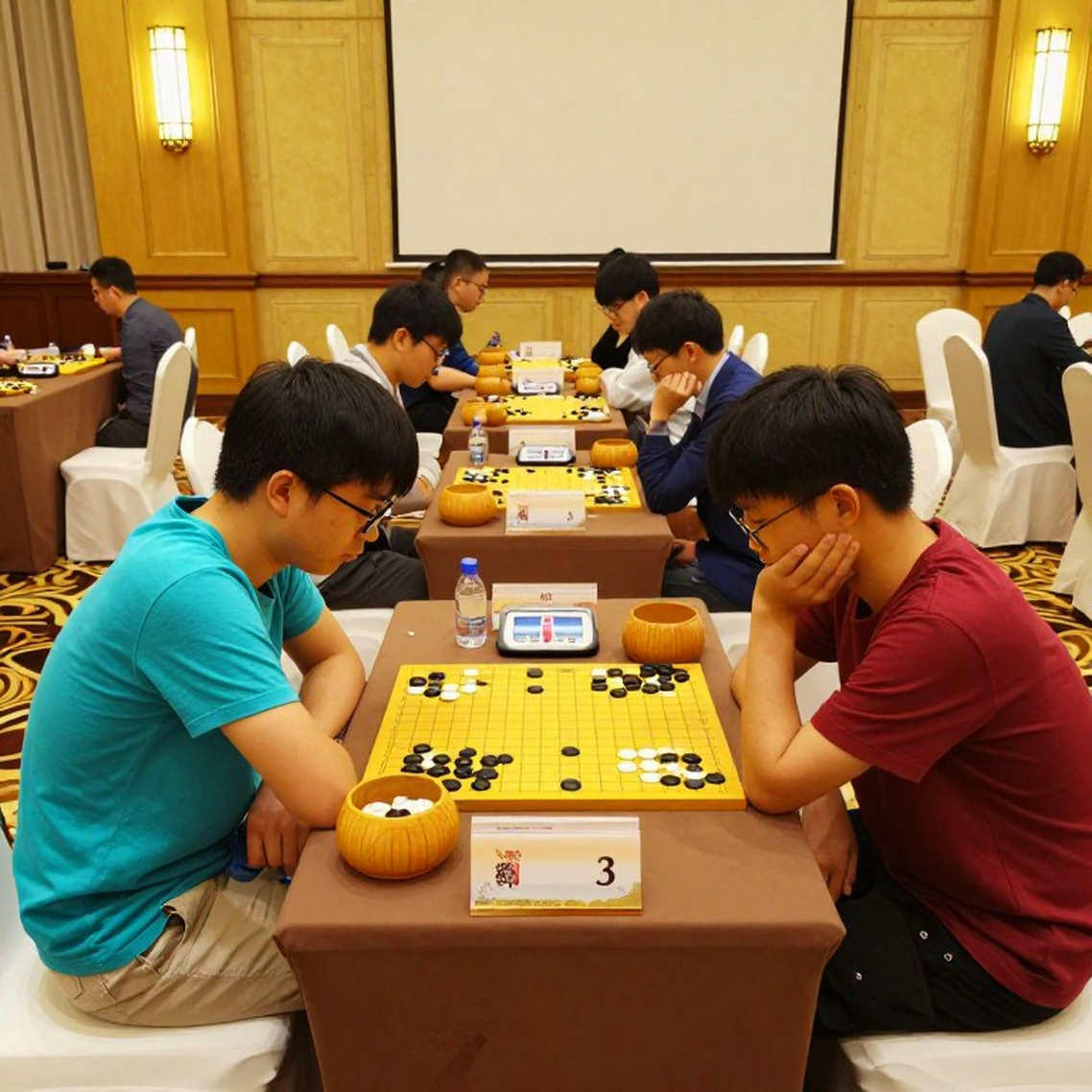 Samarkand, ngày 26 tháng 9: chiếc ghế FIDE và lời hứa mang Carlsen trở lại
